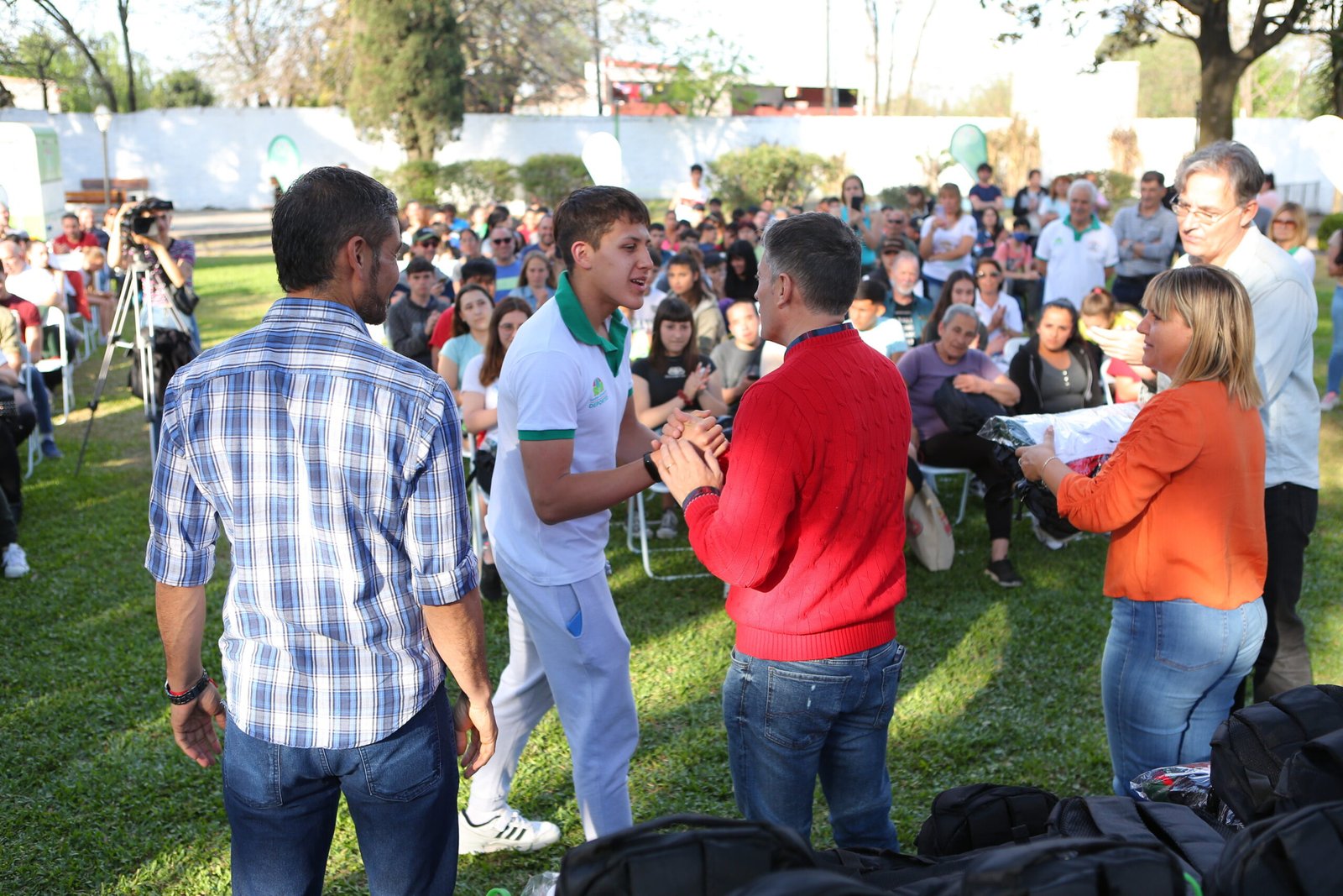 Juegos Bonaerenses 2022: Fernando Gray entregó kits deportivos a las y los representantes del distrito que competirán en Mar del Plata