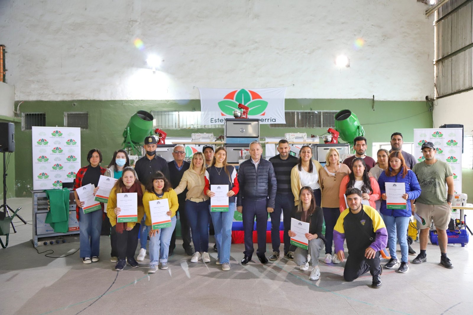 Fernando Gray entregó herramientas a emprendedoras y emprendedores locales