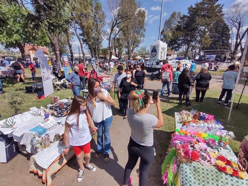 Vuelve a Glew la fiesta de la primavera con artistas locales, el concurso de manchas y el show de «La Mosca»