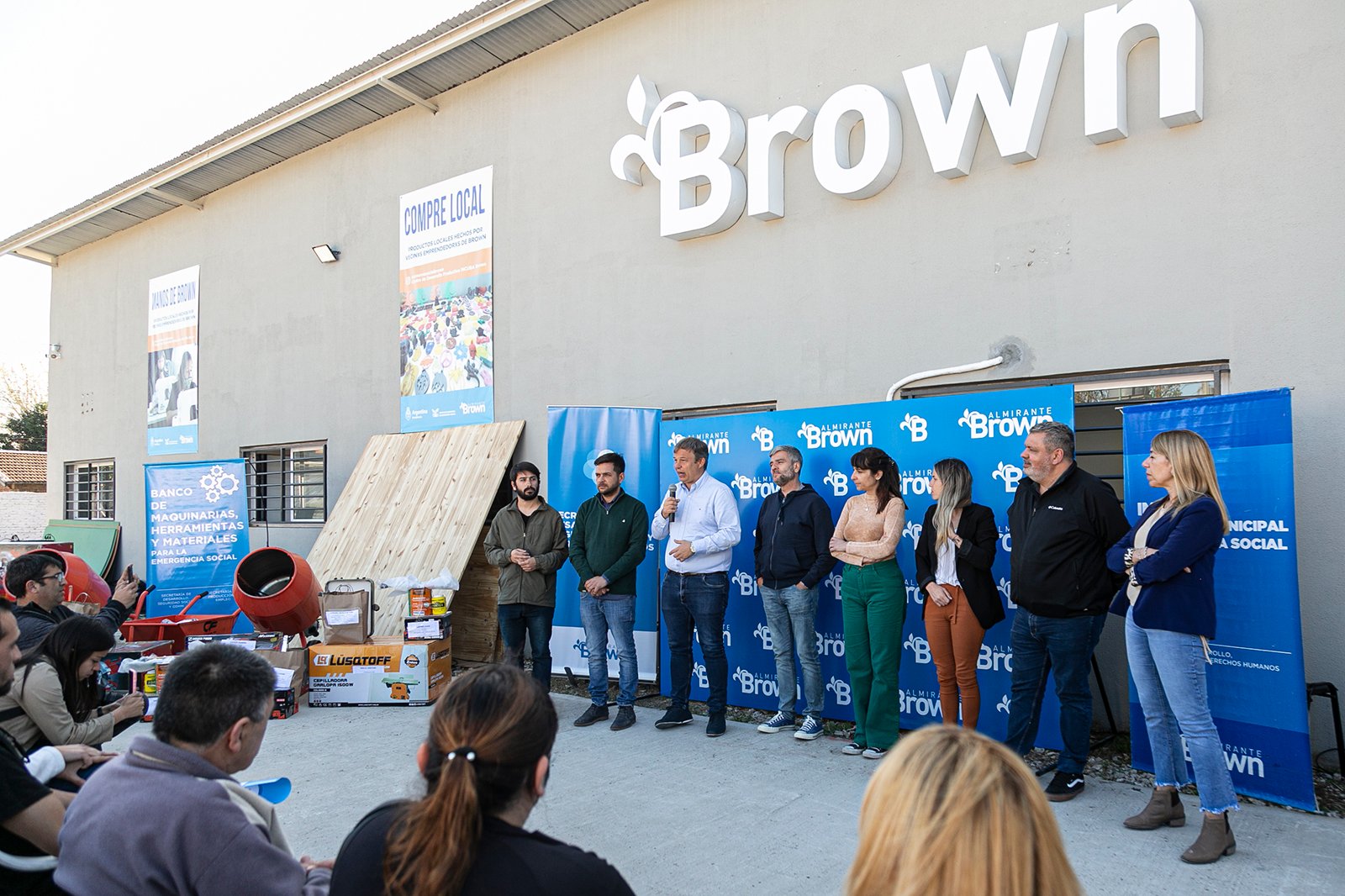 Zabaleta, Cascallares y Fabiani entregaron maquinarias y microcréditos a emprendedores brownianos