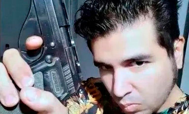 Ataque a CFK: incorporan al expediente fotos del sospechoso y su novia posando con el arma utilizada en el ataque