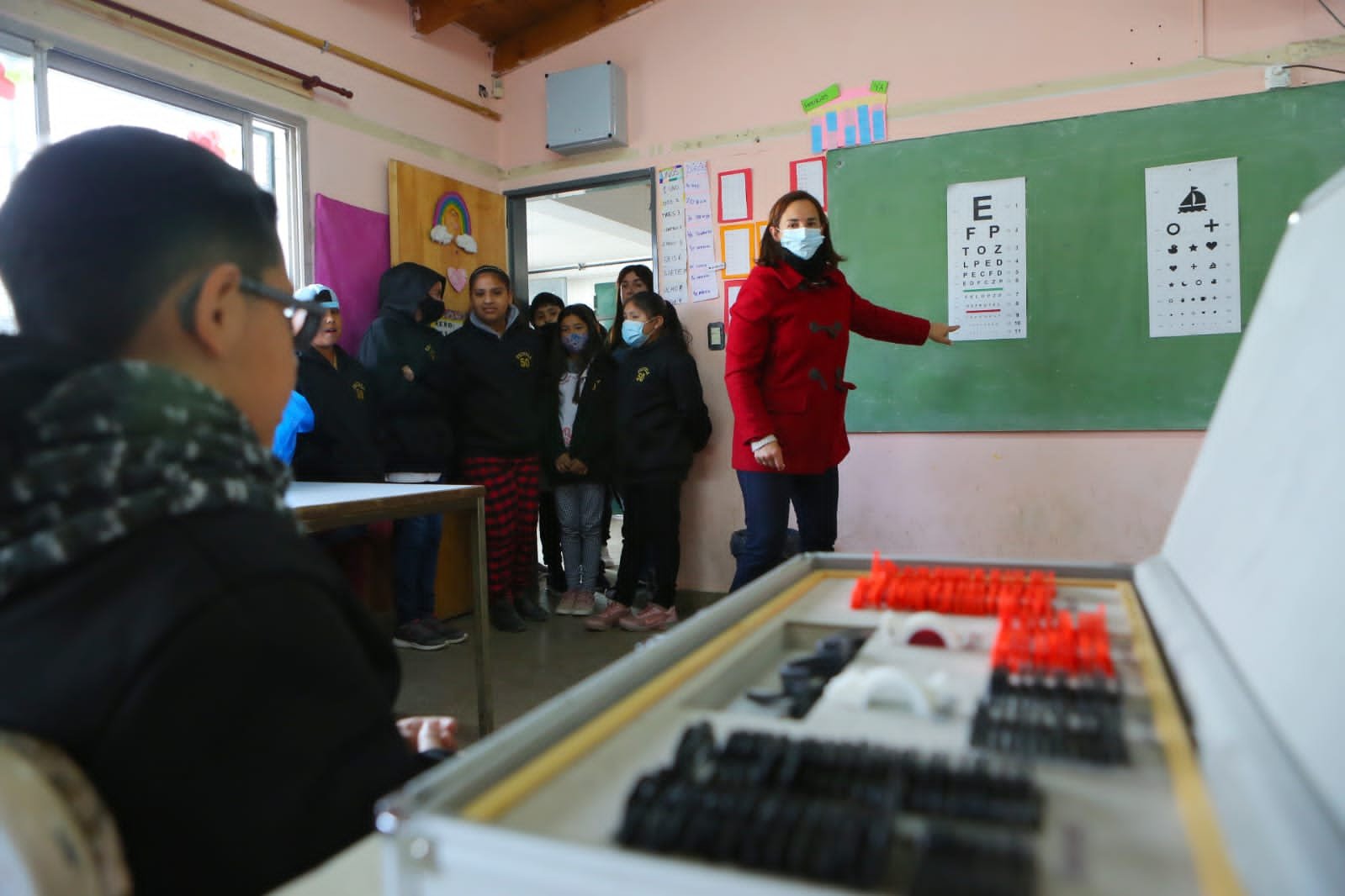 El Municipio realizó controles oftalmológico a chicas y chicos de la Primaria 50 de 9 de Abril