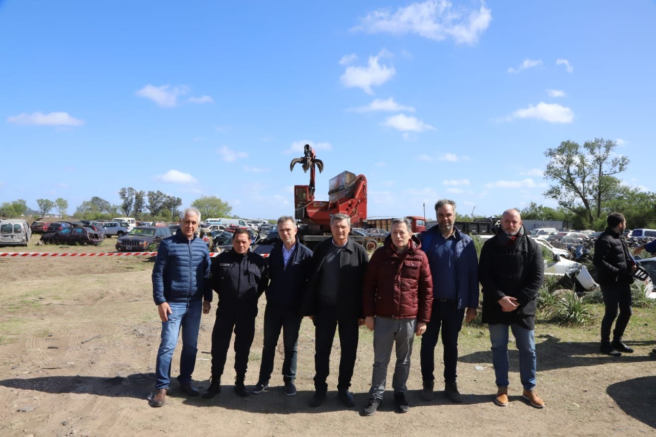 Fernando Gray recorrió el depósito judicial de Canning donde el Municipio inició la compactación de vehículos