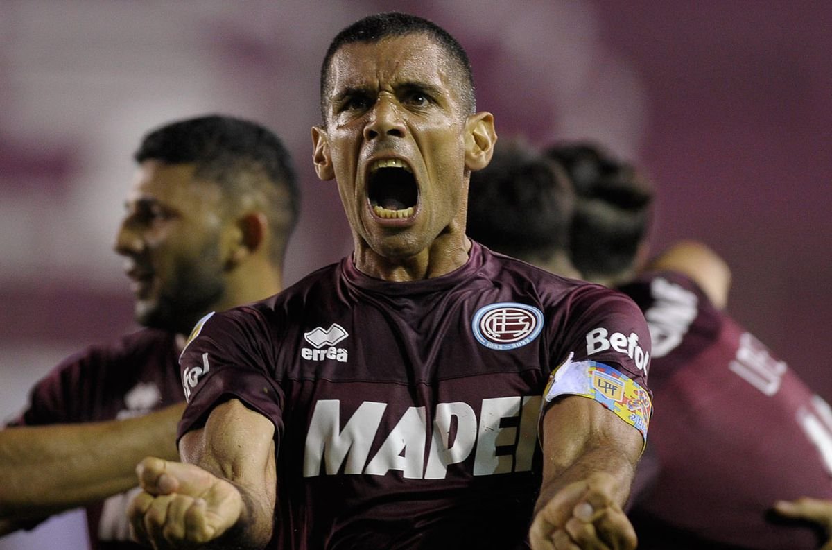 Chebel estimó “posible la continuidad de Sand” en Lanús y el alejamiento de otros