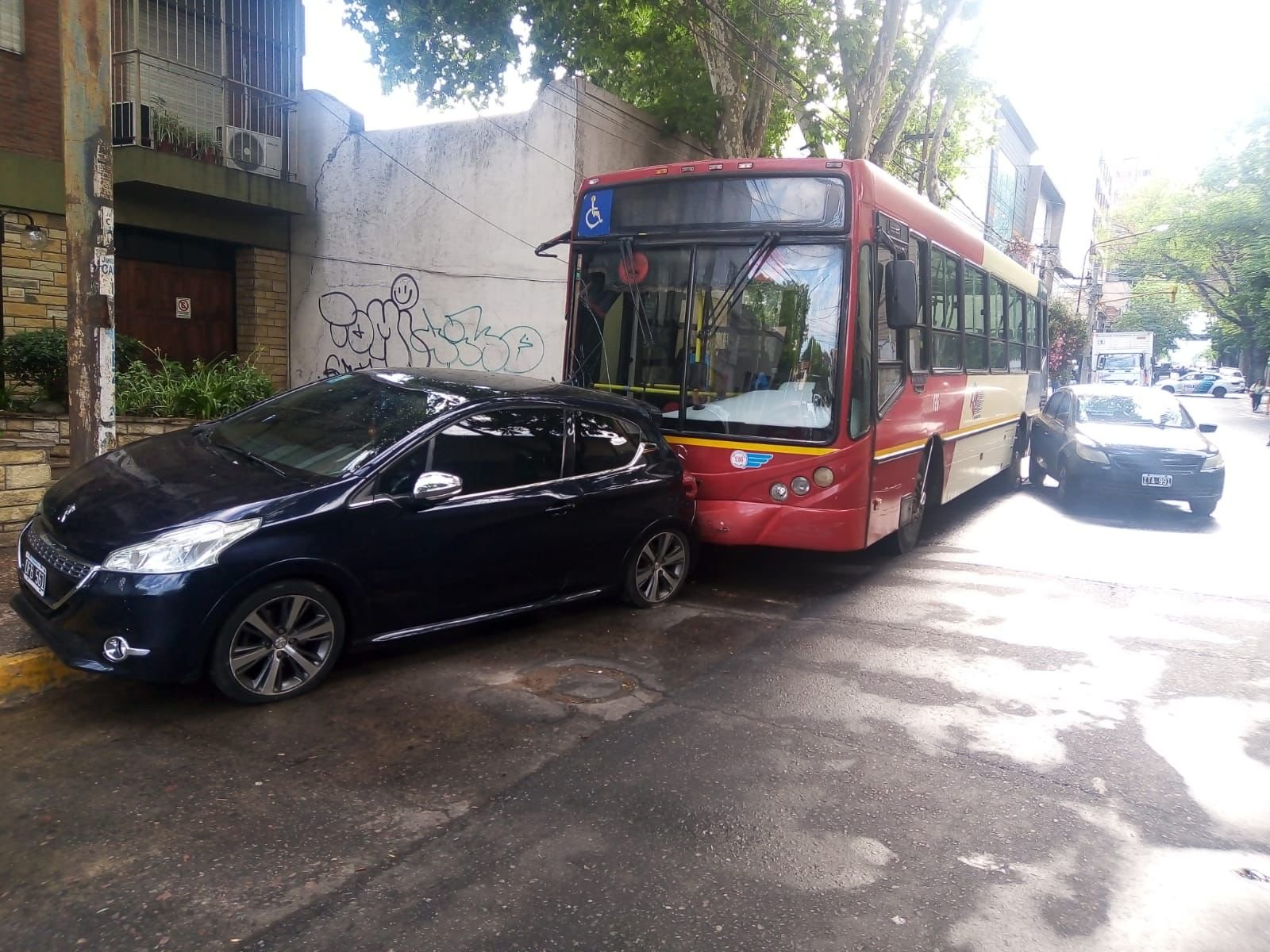 Morón: roban un colectivo encendido, sin chofer para terminar chocando contra otros vehículos