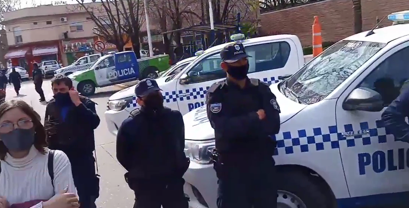 Luego del fallecimiento de dos efectivos en accidente, policías reclaman en Ezeiza por las condiciones de trabajo