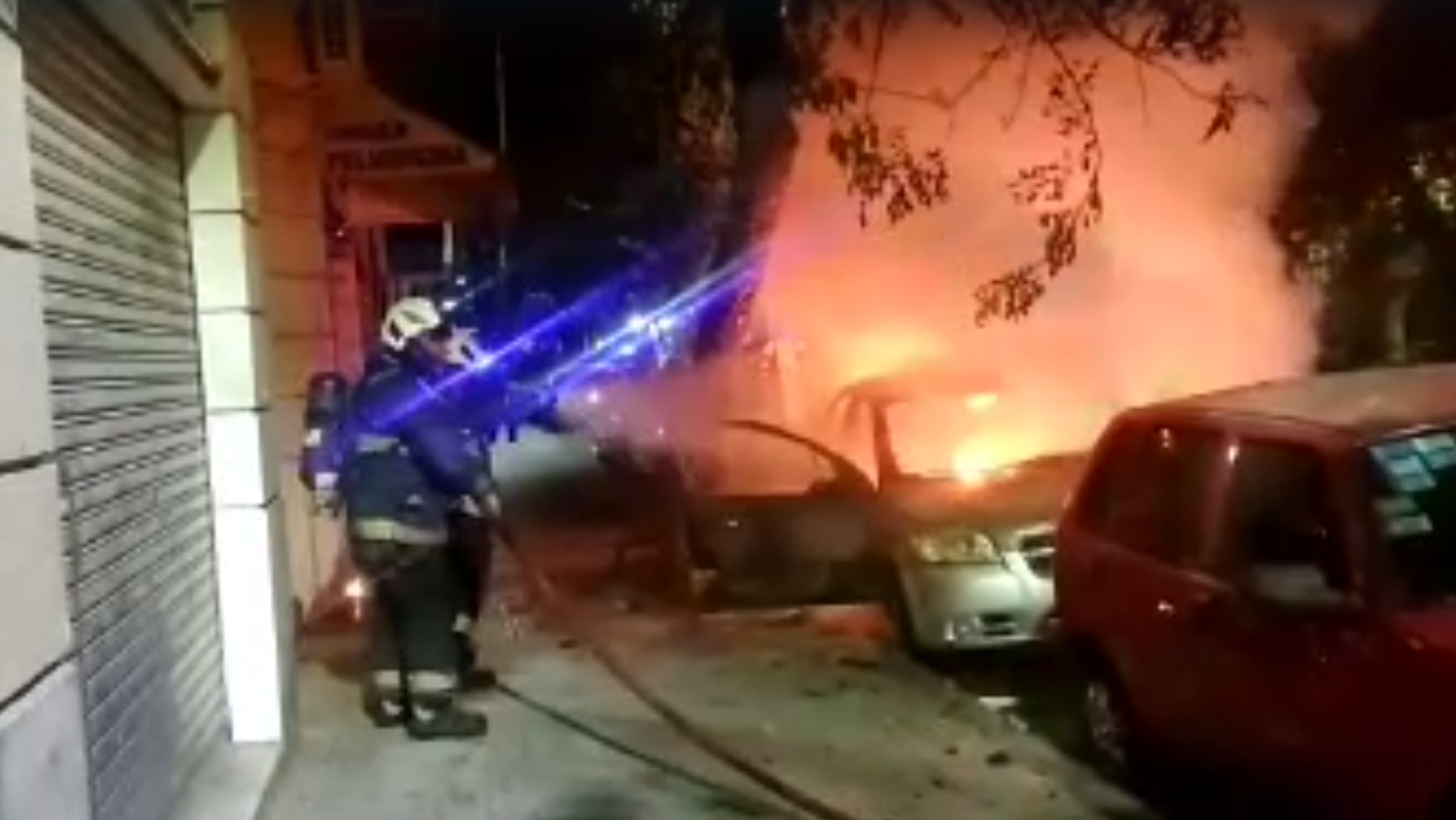 Balvanera: hallan a un hombre calcinado dentro de un auto incendiado