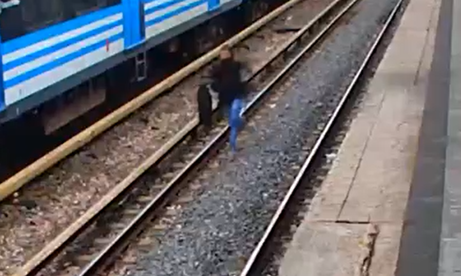 Le roba a un policía, intenta ocultarse debajo de un tren en la estación Castelar y es detenido