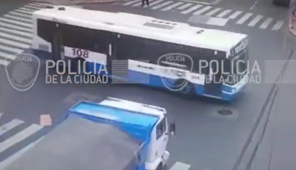Al menos siete heridos al chocar un colectivo y un camión