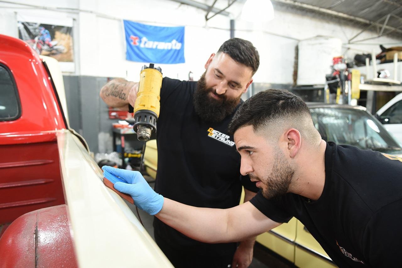 Dedicación y esfuerzo lomense: una pyme desarrollada por hermanos que apunta a la estética vehicular