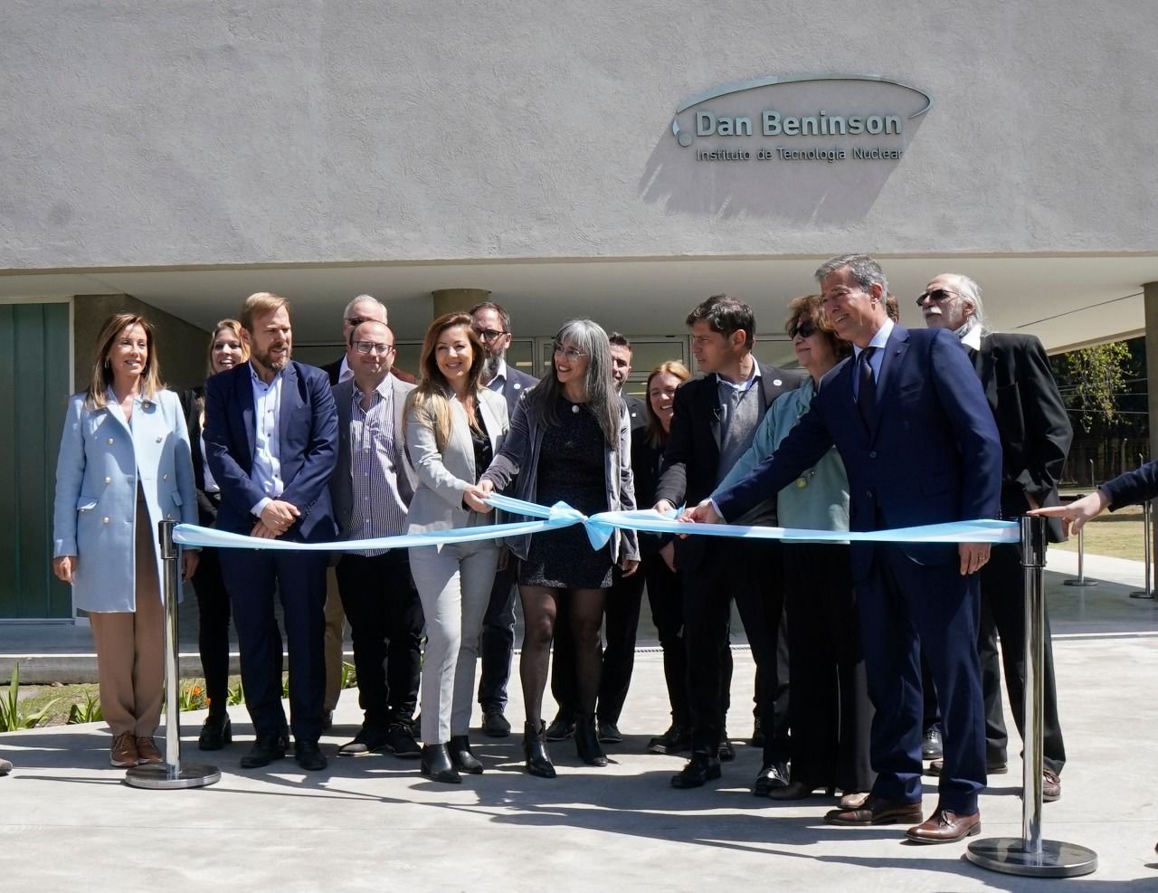 El gobernador Kicillof junto a Dulce y Gastón Granados inauguraron el nuevo edificio del Instituto de Tecnología Nuclear «Dan Beninson»