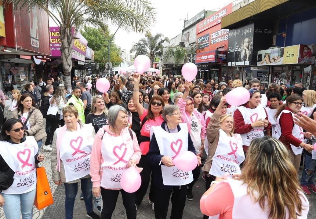 Más de 300 personas participaron de la caminata por la concientización del cáncer de mama