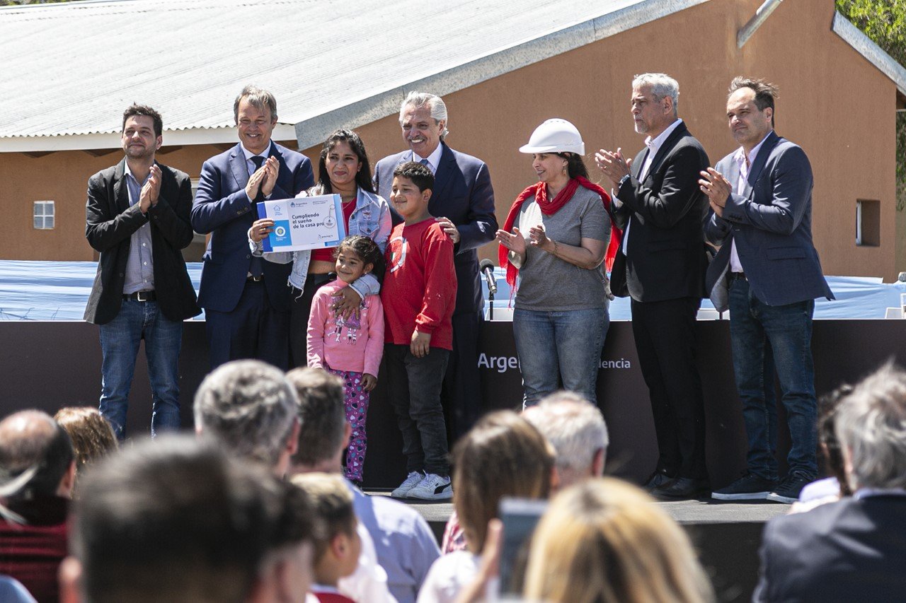 Alberto Fernández entregó, junto a Ferraresi, Cascallares y Fabiani, las primeras 140 viviendas de Barrio Lindo