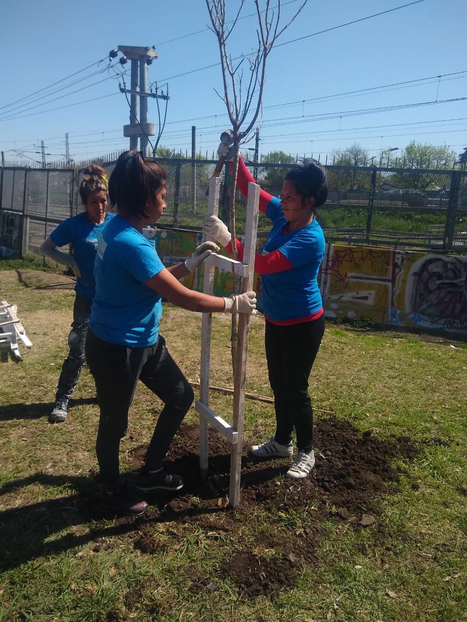El Municipio realizó nueva jornada de forestación en la estación de Claypole