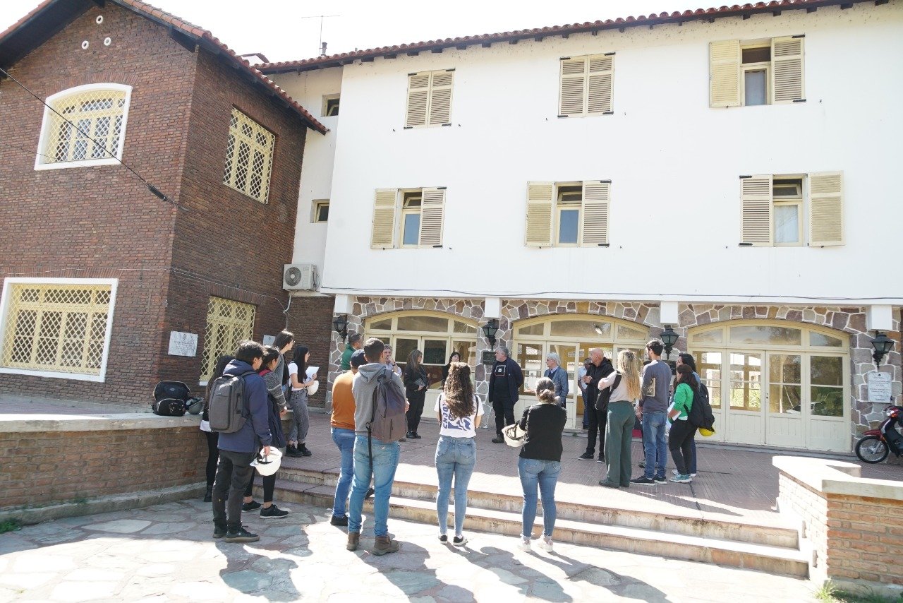 El Municipio de Esteban Echeverría firmó un convenio con la Universidad Nacional de Avellaneda para el relevamiento edilicio de escuelas