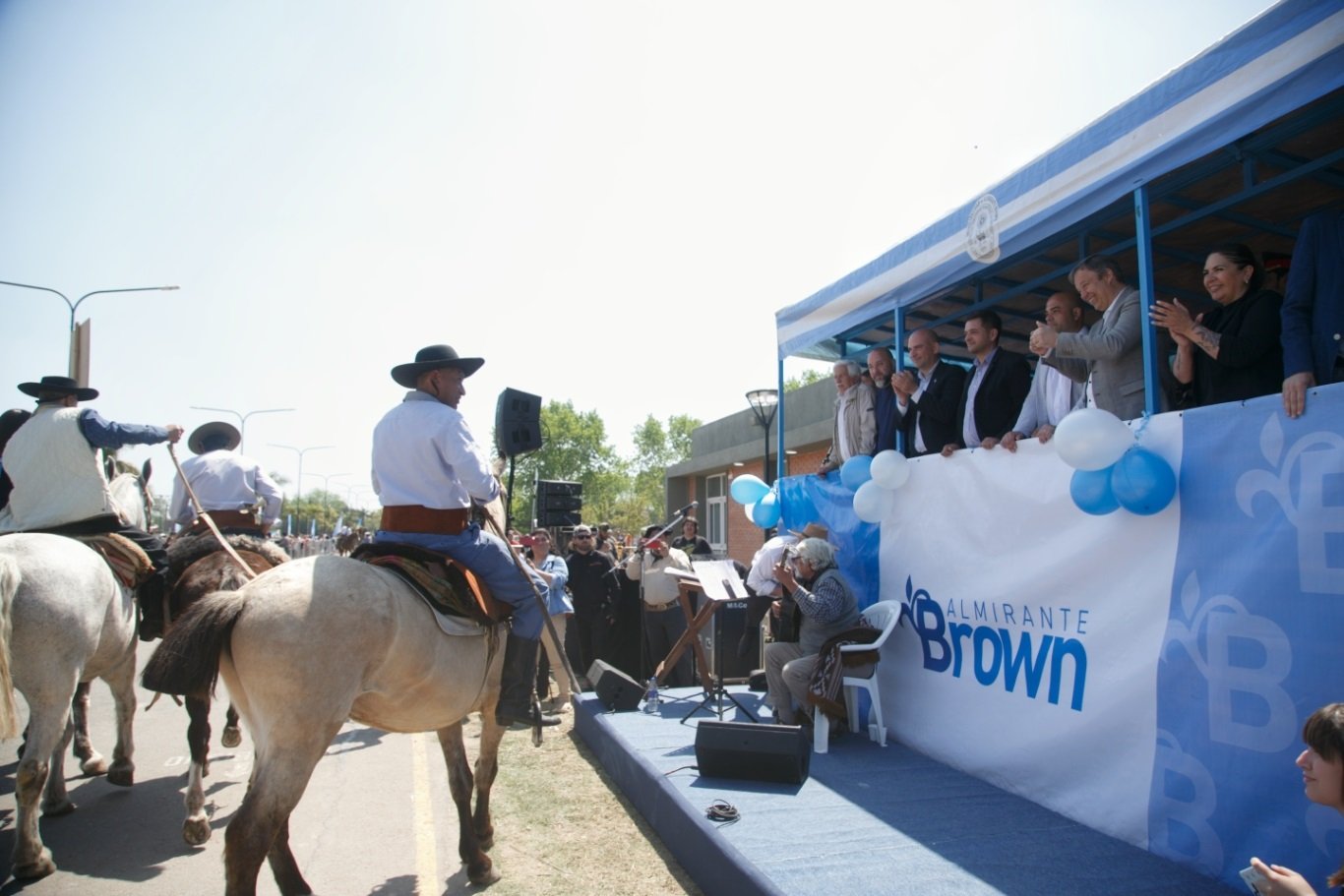 Glew celebró sus 157 años con la inauguración de la nueva Delegación Municipal y un colorido desfile
