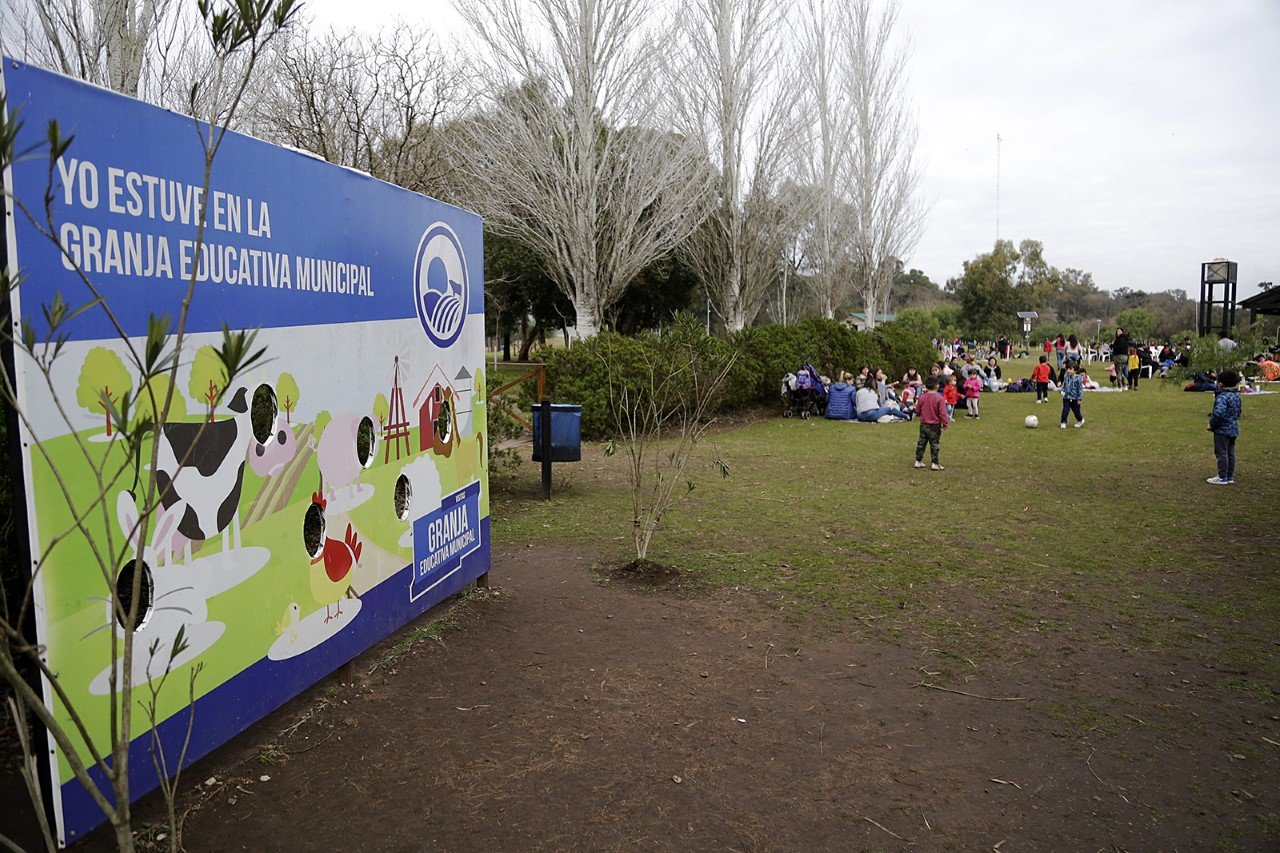 Fin de semana en la Granja Educativa Municipal de Brown con productores rurales y patio gastronómico