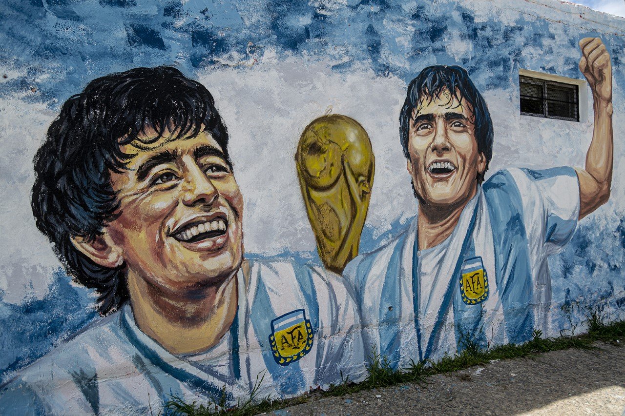 A un mes del Mundial, el Municipio homenajea a Maradona y a Enrique con un mural en Burzaco