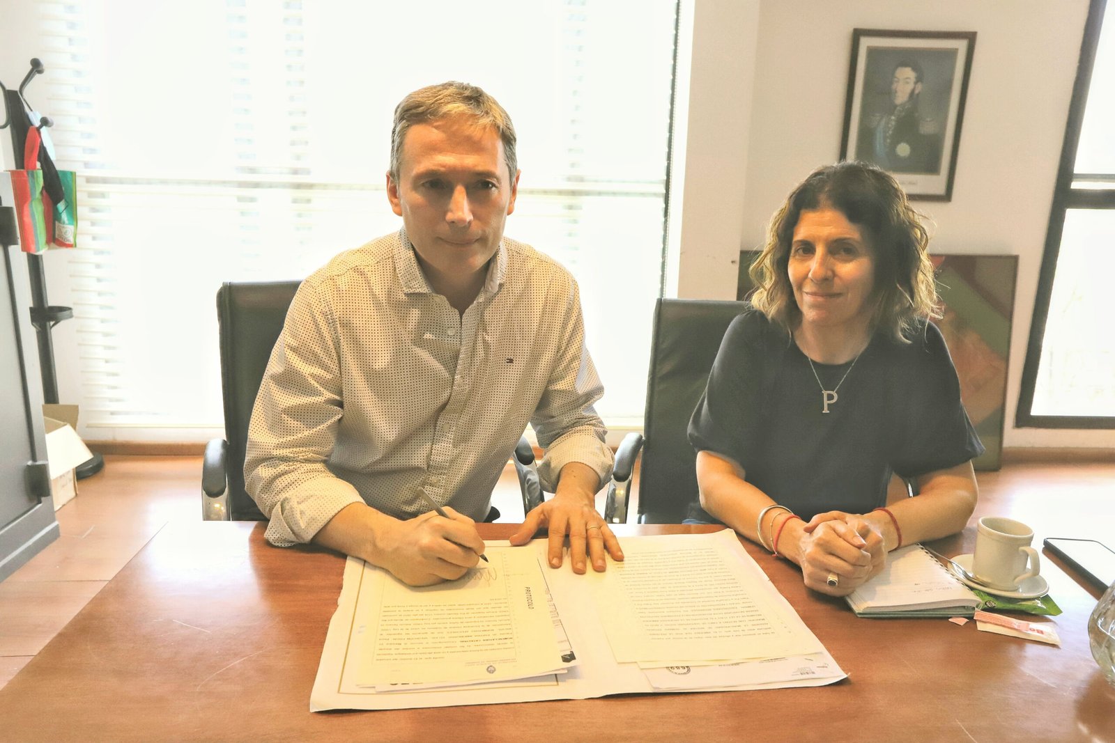 Fernando Gray firmó escrituras de terrenos cedidos al Municipio