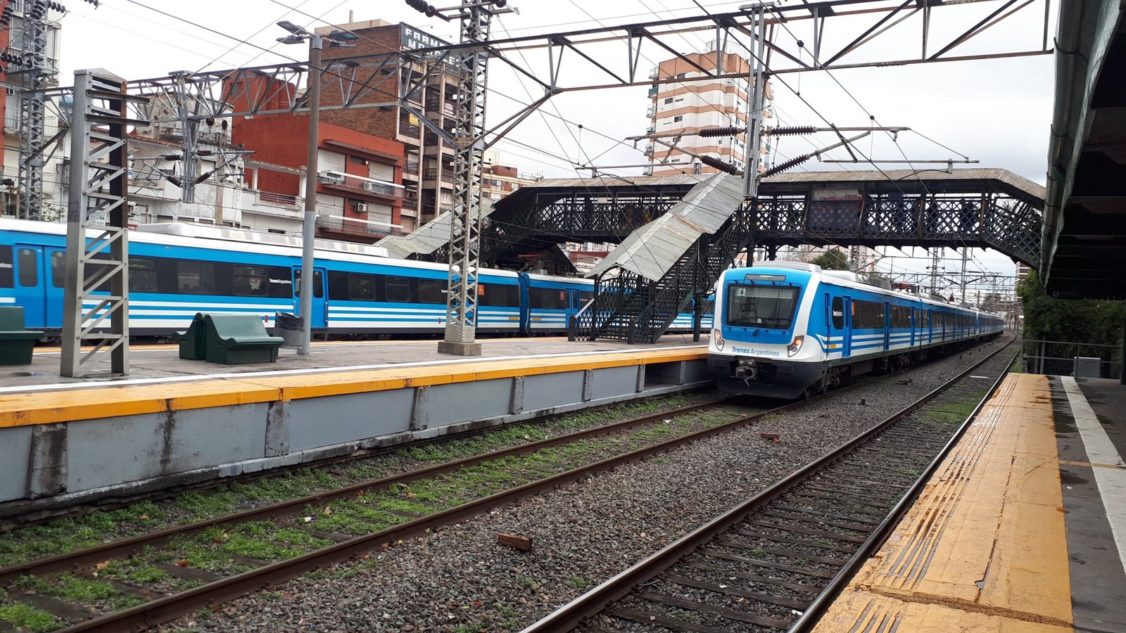 Levantan el paro de trenes y lentamente se recupera el servicio