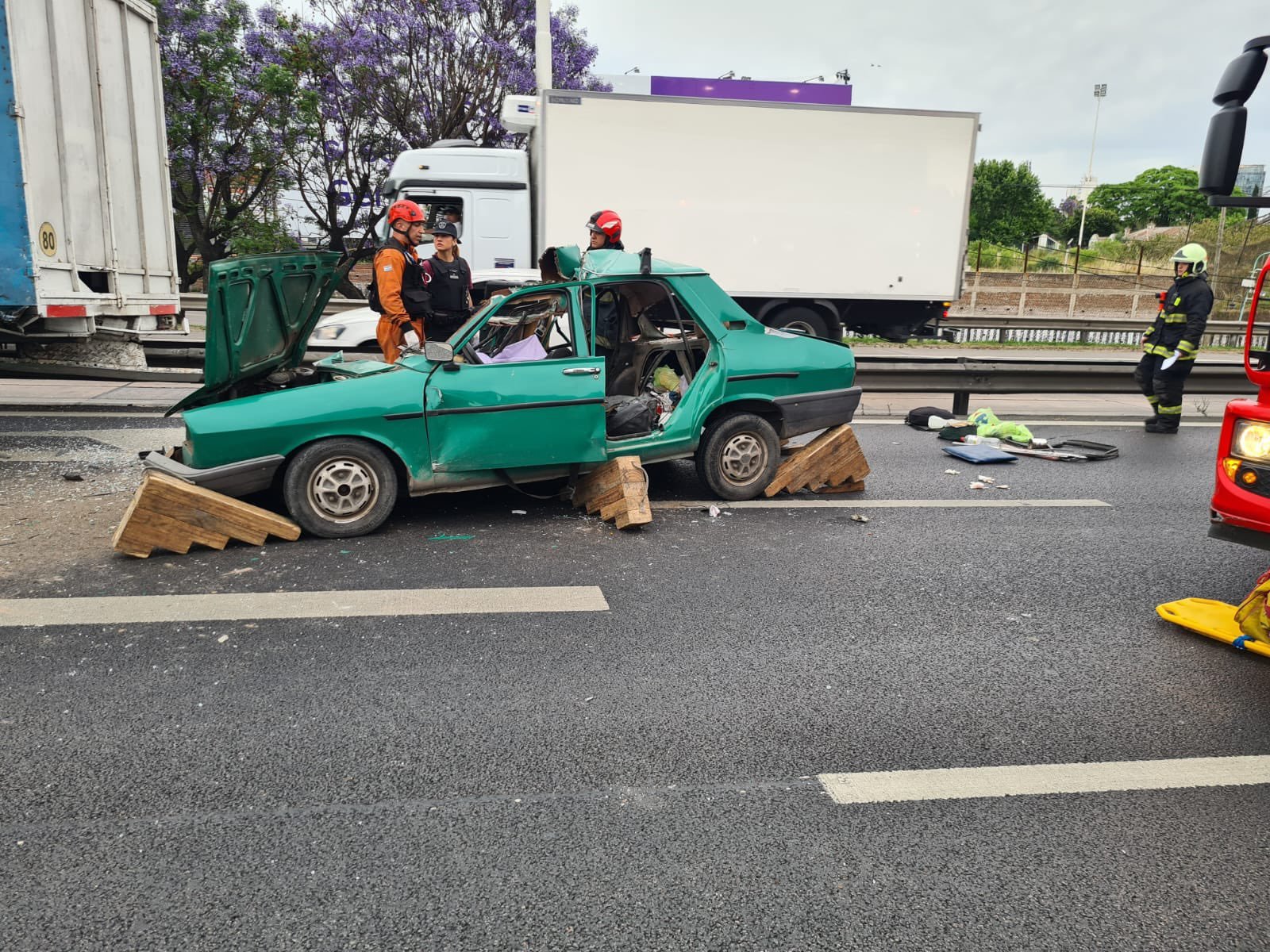 Dos muertos al chocar un auto contra un camión en la avenida General Paz