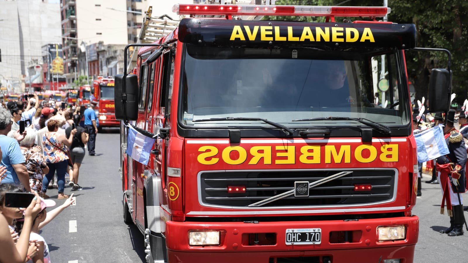 Avellaneda homenajeó a los Bomberos Voluntarios con un gran desfile popular