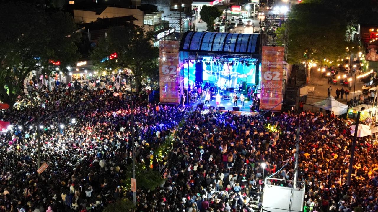El Polaco y Los Charros le pusieron el broche de oro al cumpleaños Nº 62 de la ciudad: más de 50 mil berazateguenses festejaron el aniversario de la autonomía