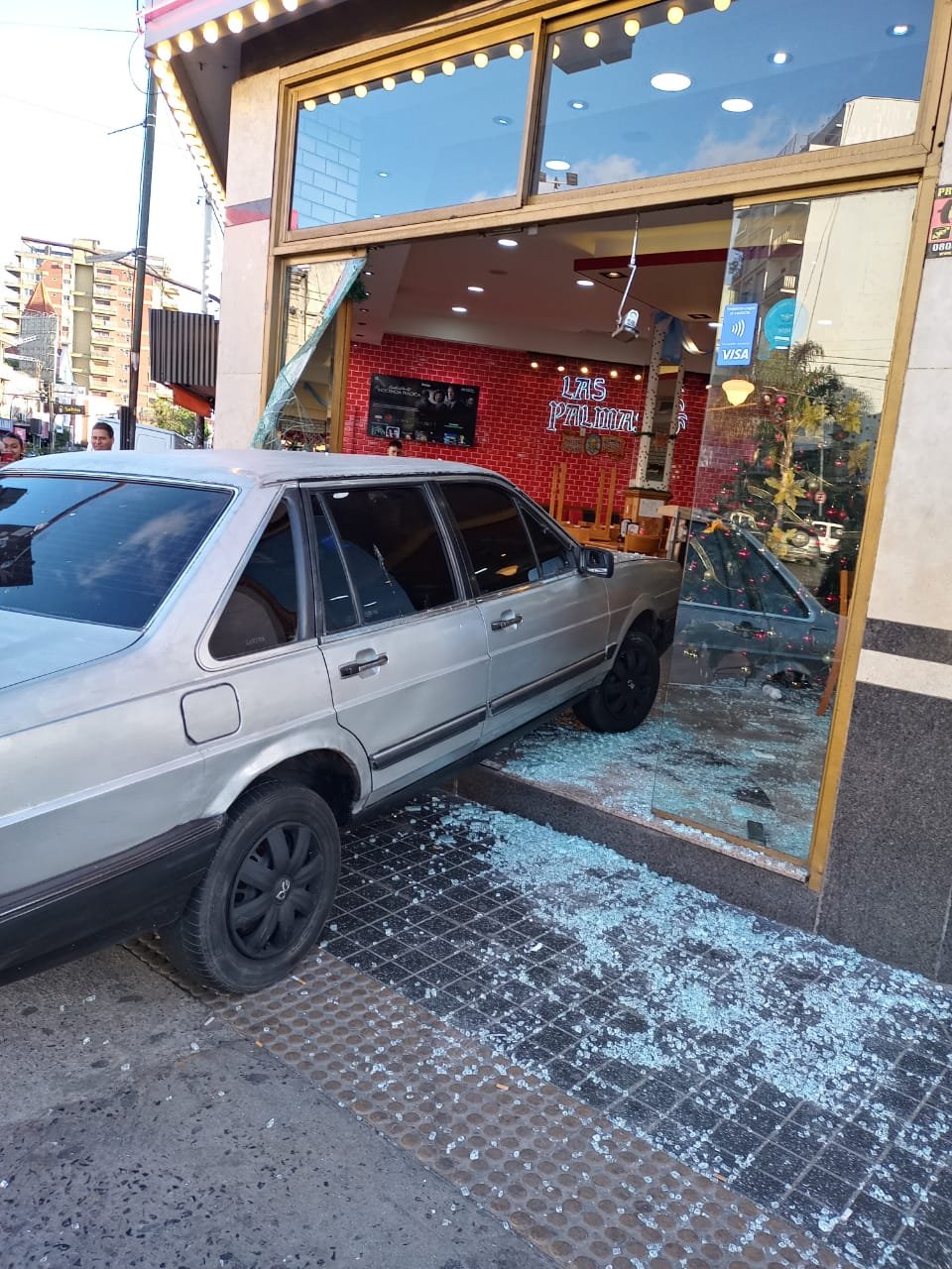 Lanús: incrustó su vehículo en la pizzería Las Palmas