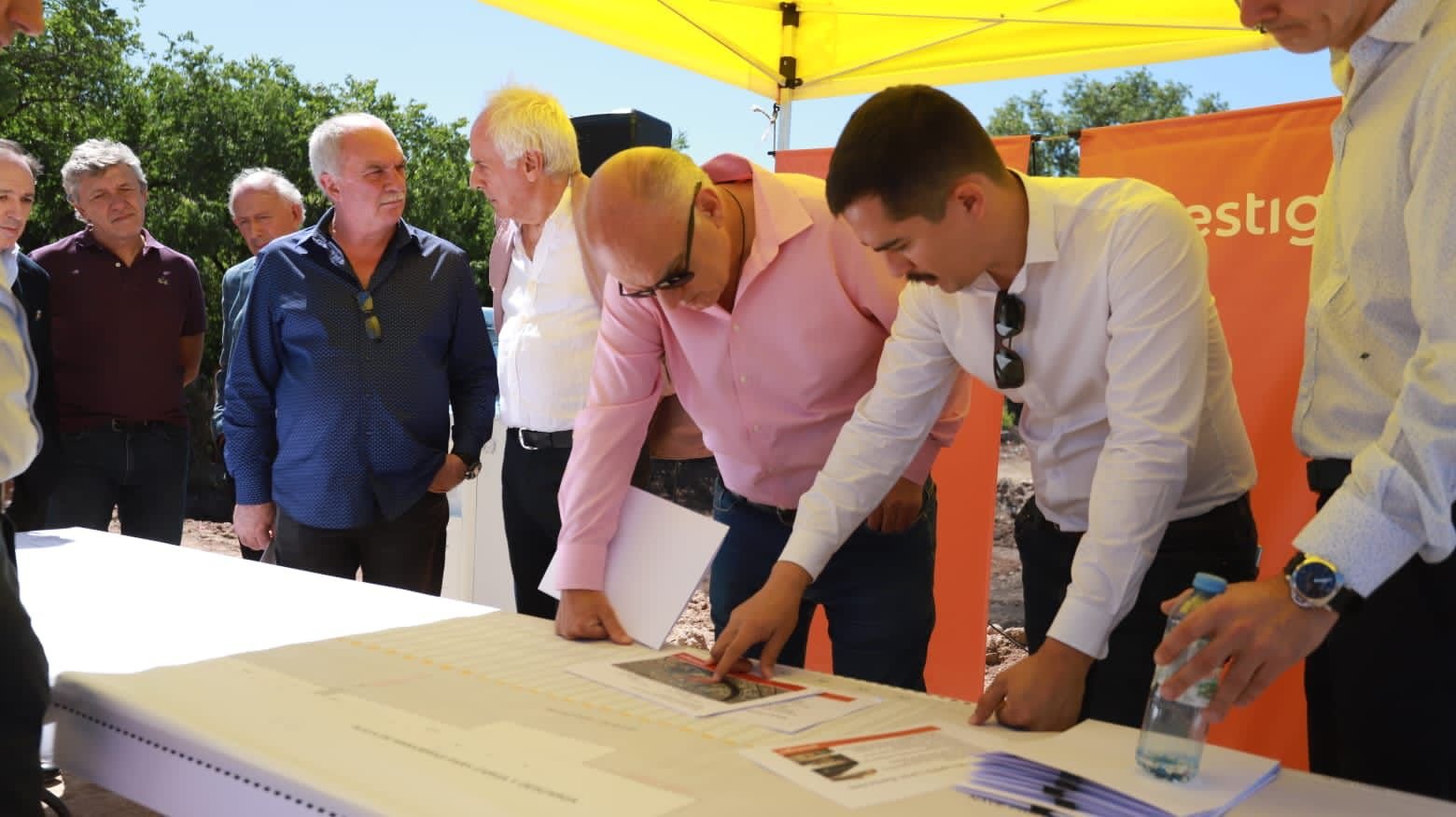 Grindetti visitó el comienzo de obras del Centro de Logística que construirá la empresa Prestigio en Lanús Oeste
