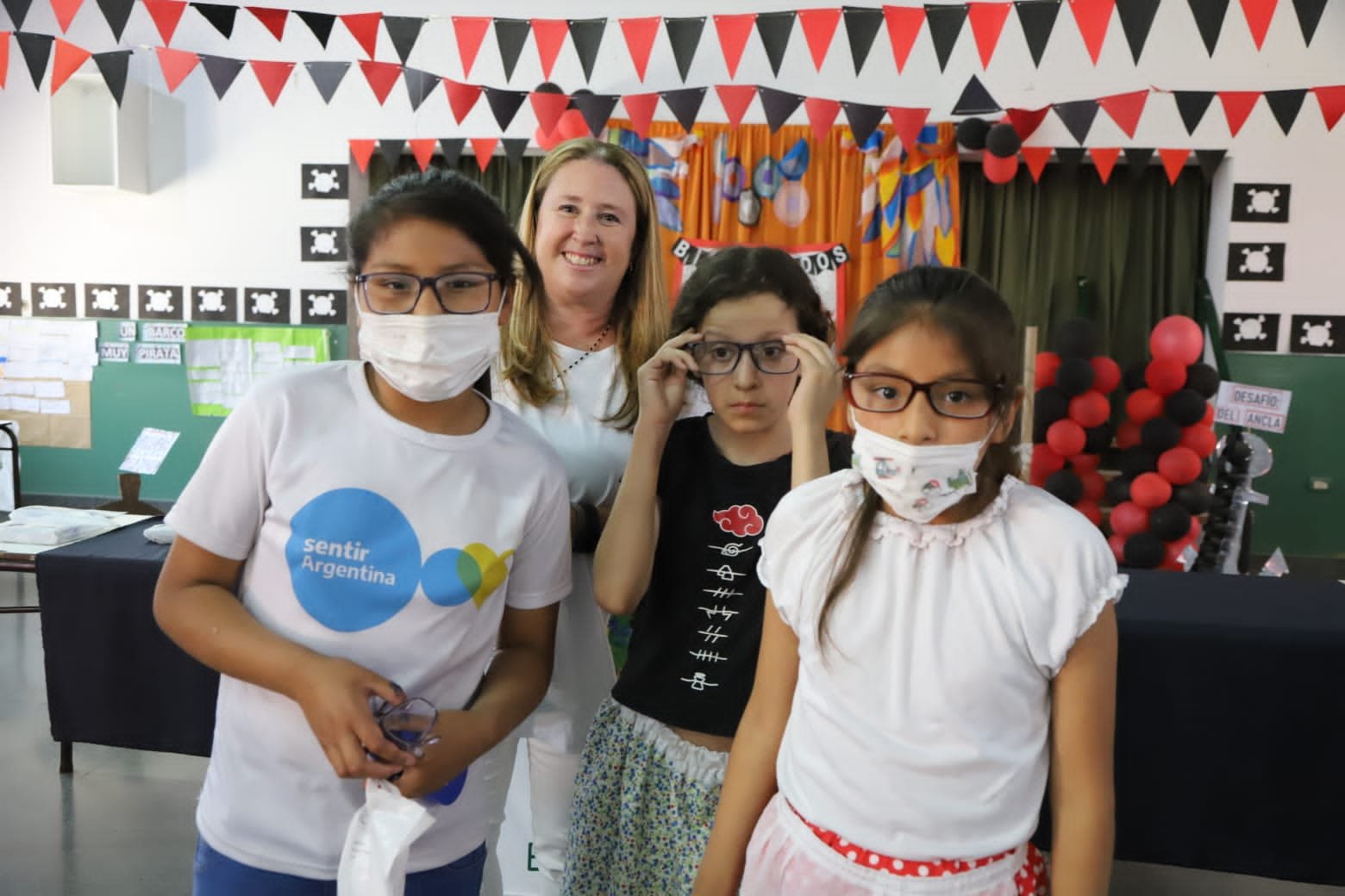 El Municipio de Echeverría entregó 319 pares de lentes a estudiantes de la localidad de 9 de Abril