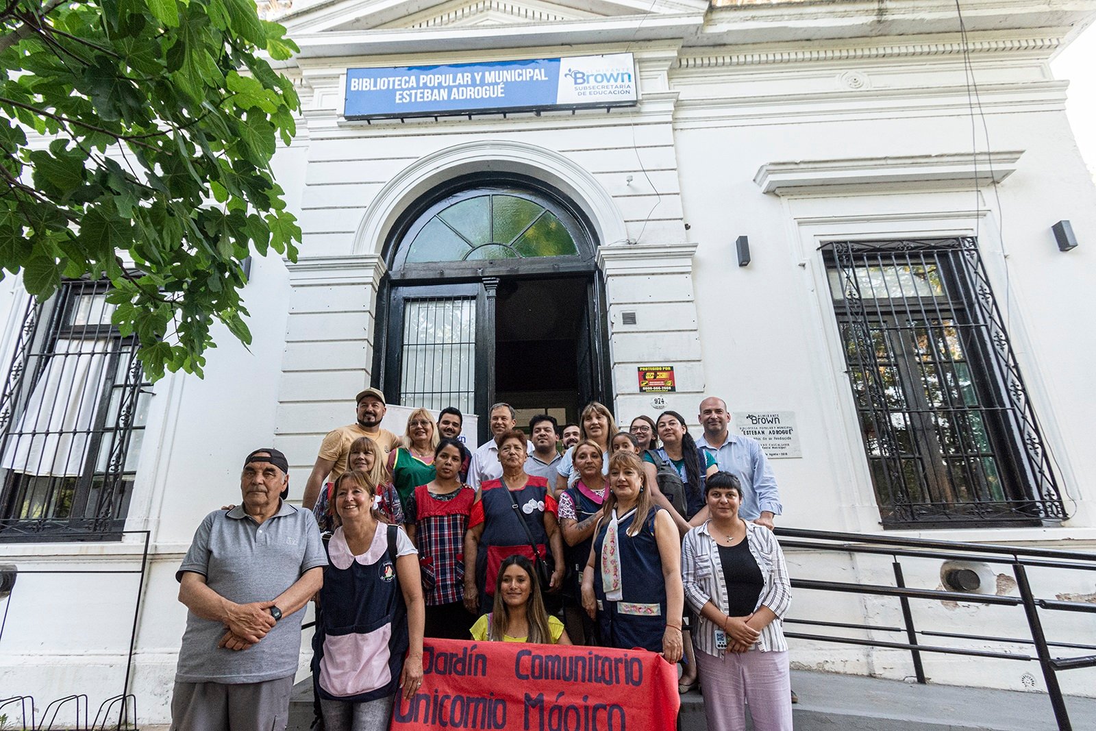 Entregaron libros y bibliotecas a jardines comunitarios de Brown
