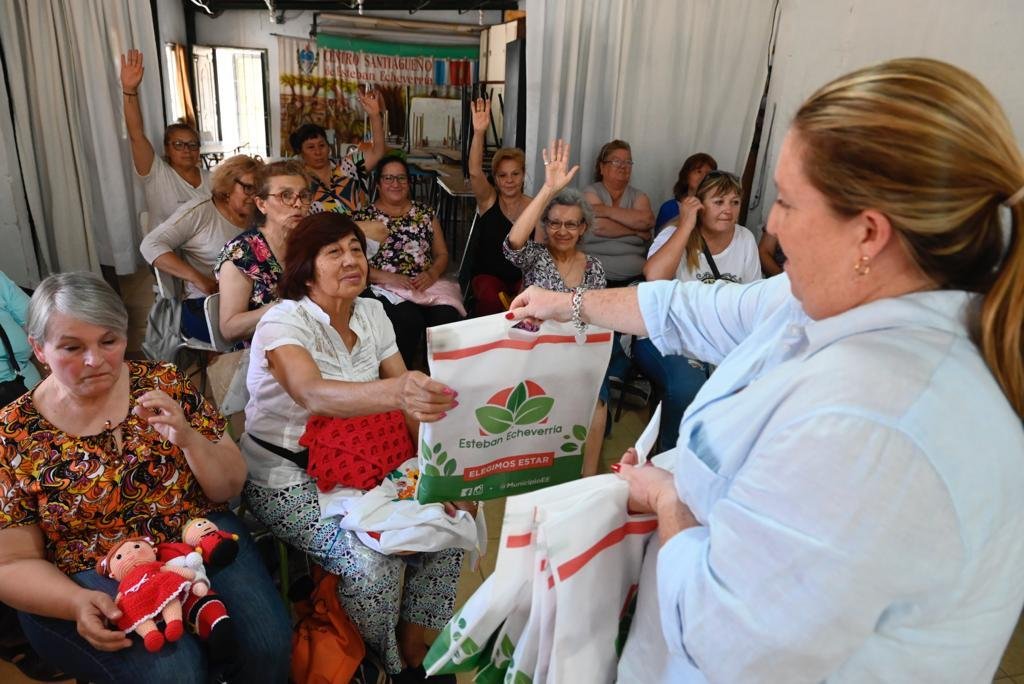 El Municipio entregó kits para alumnas y alumnos de la Escuela Municipal de Artes y Oficios