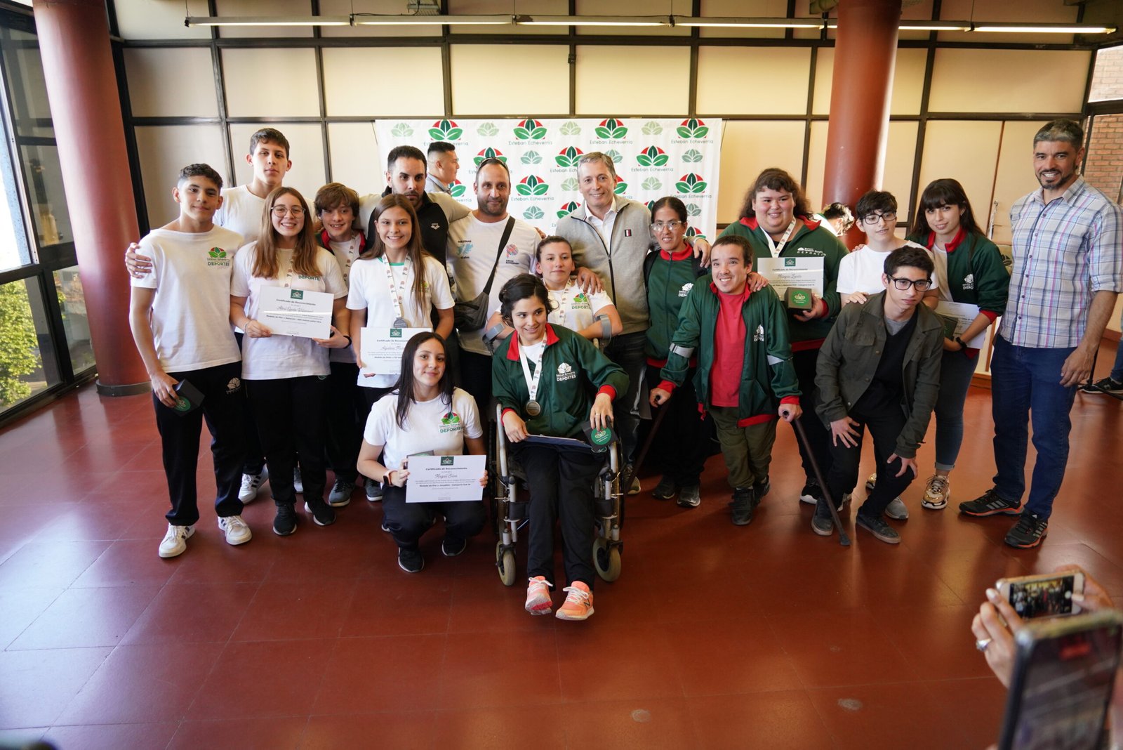 Fernando Gray se reunió con las y los medallistas de Esteban Echeverría en los Juegos Bonaerenses 2022
