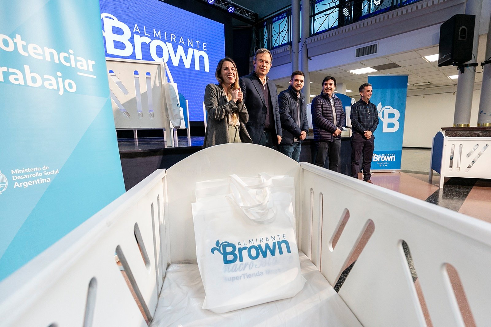 Avanza a todo ritmo la entrega de cunas y ajuares en Brown