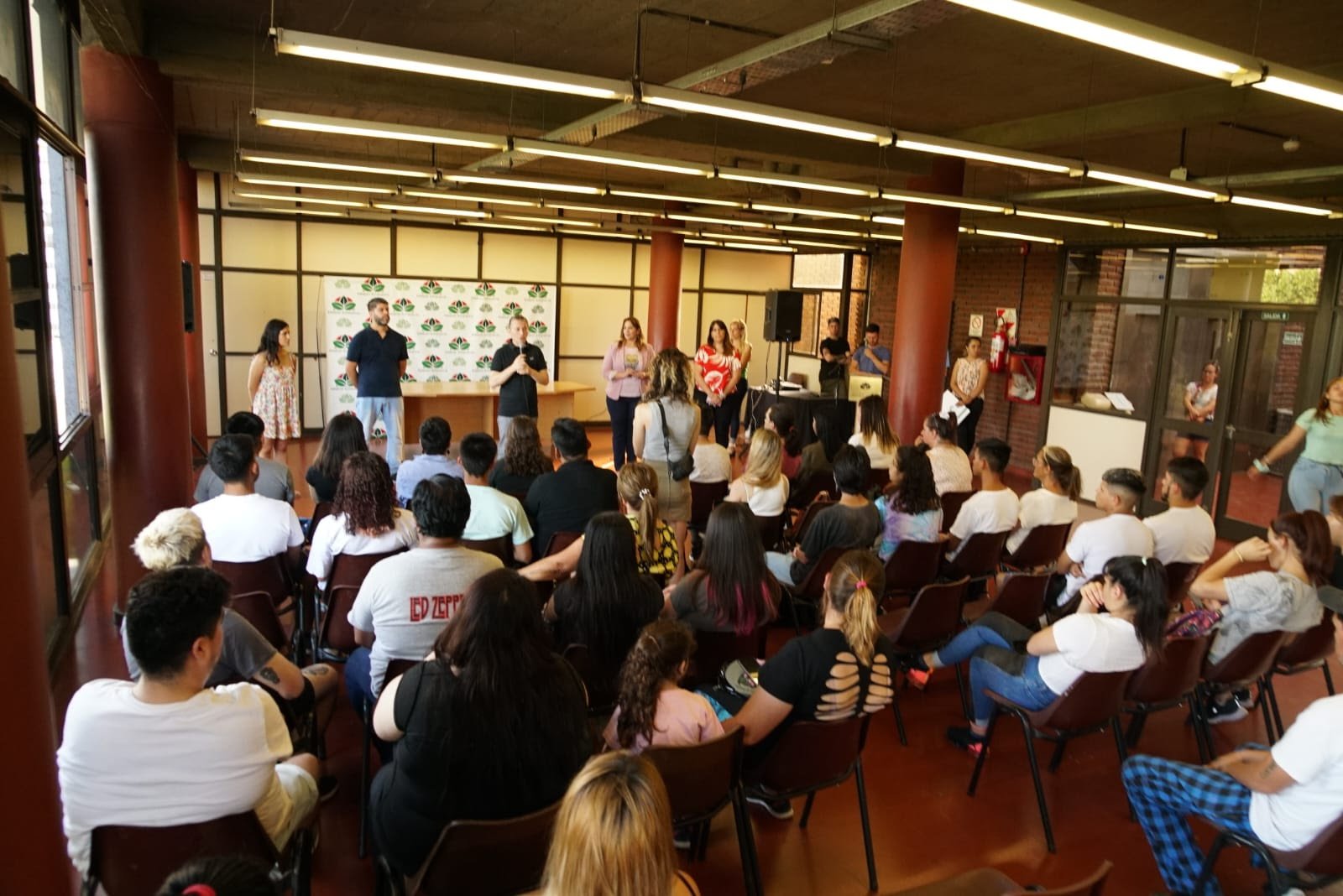 Fernando Gray compartió un encuentro con chicas y chicos del programa Jóvenes y Memoria