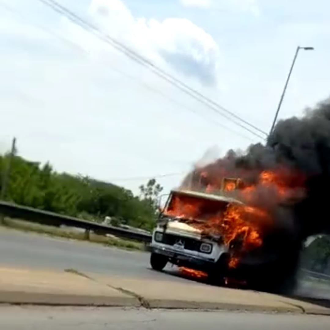 Burzaco: camión de transporte lácteo se incendió en Camino de Cintura