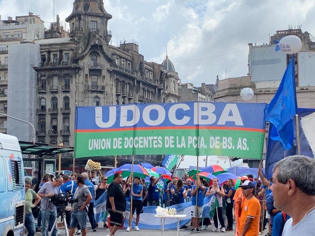 Udocba: docentes piden revisión salarial y respuesta a otras peticiones laborales