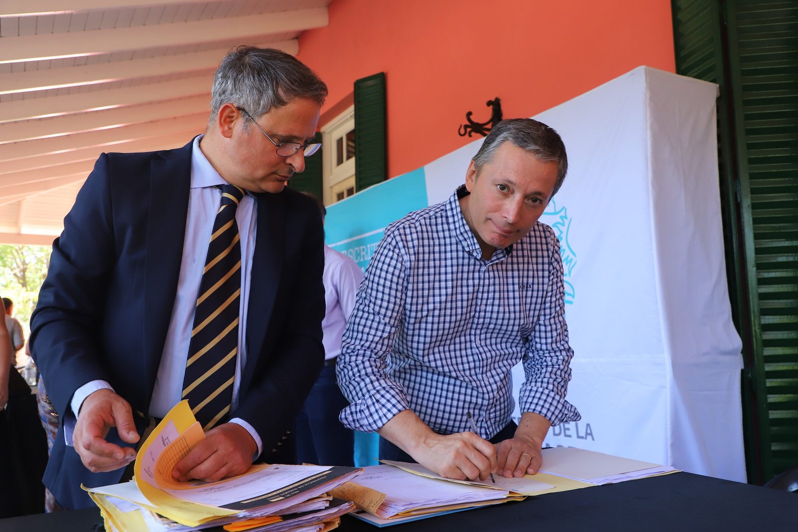 Fernando Gray participó de la firma de 270 escrituras de vecinas y vecinos