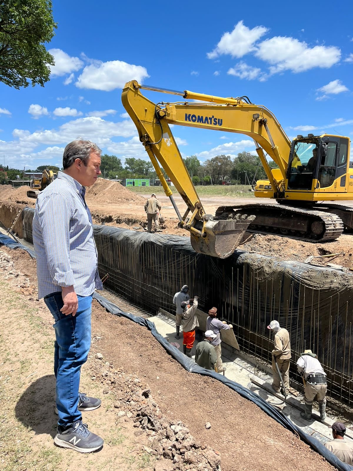 Cascallares supervisó la obra de Capitán Olivera que avanza en dos frente: hidráulica y pavimento