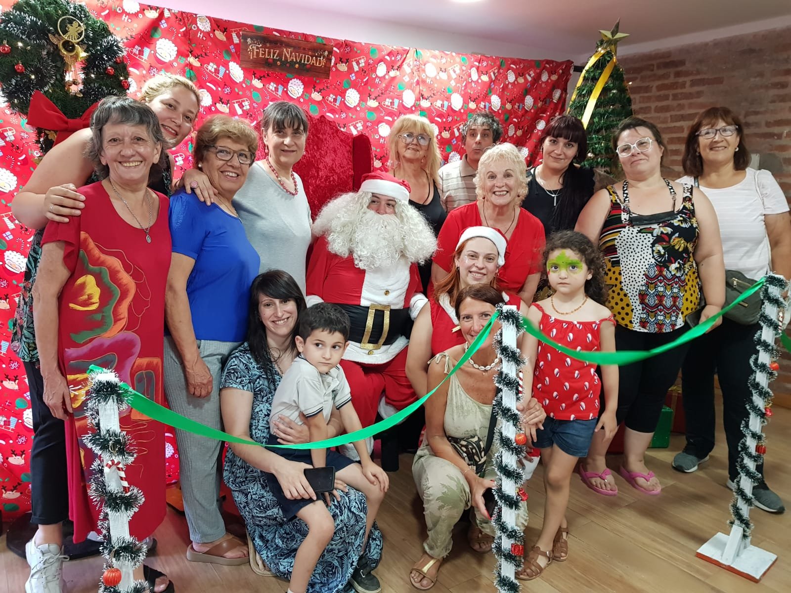 Con Papá Noel como protagonista, se realizó la muestra de pesebres en la Biblioteca Municipal de Brown