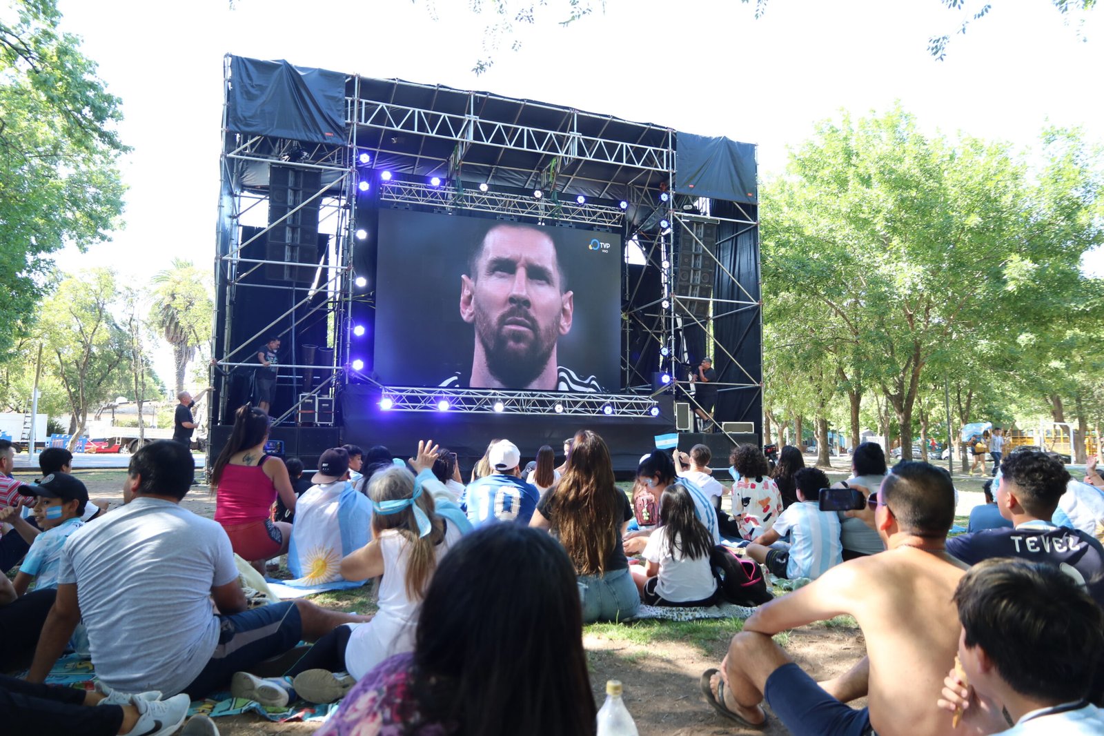Invitan a alentar a la Selección frente a Australia en pantalla gigante en Plaza Brown
