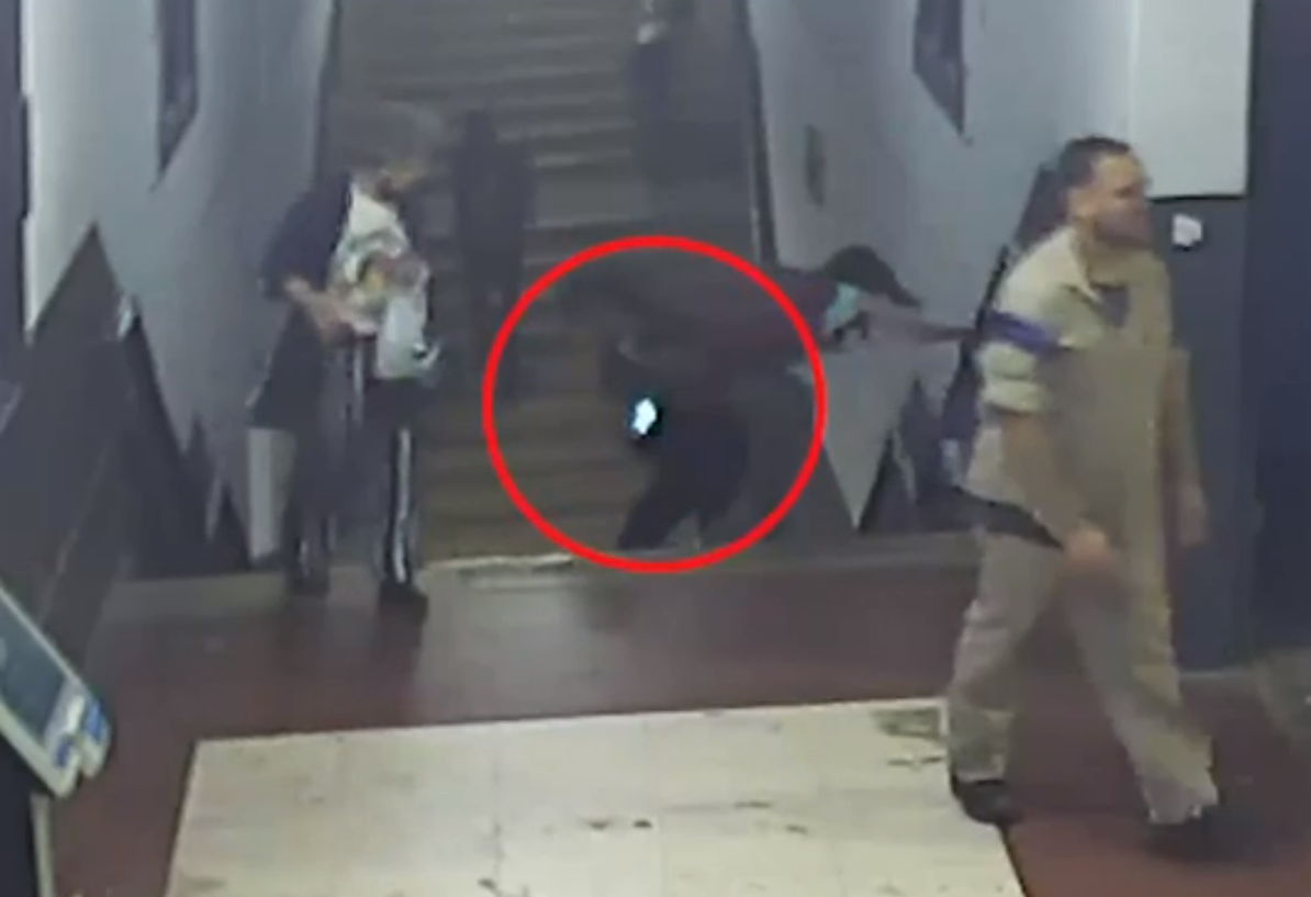 Intentó robar un celular en el túnel de la estación Lanús, pero terminó detenido