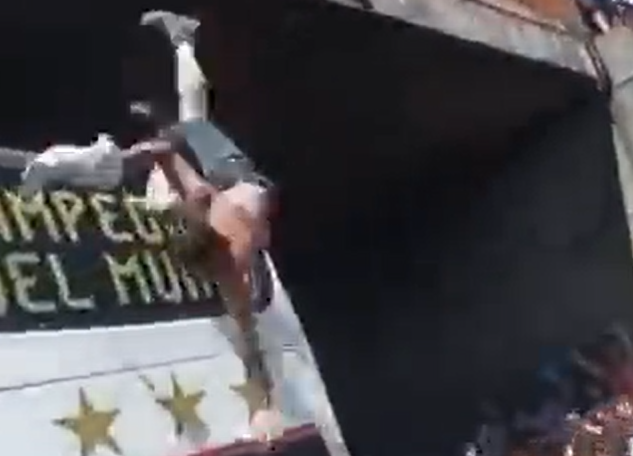 Salto de hinchas al micro de la selección, uno de los detonantes para que los jugadores decidan no continuar con la caravana