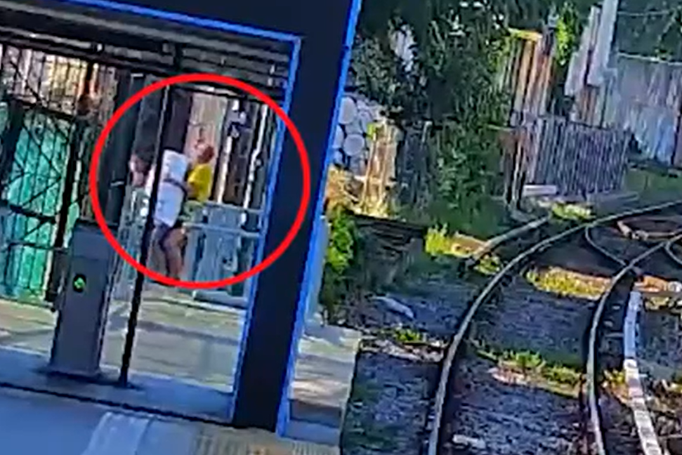 Se robaba un inodoro y un termotanque, y se los quería llevar a bordo del tren