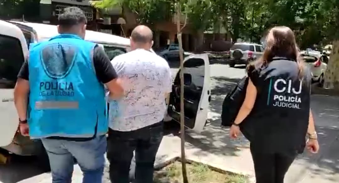 Detienen a un profesor de teatro y a un empresario quienes escondían material pedófilo en una heladera