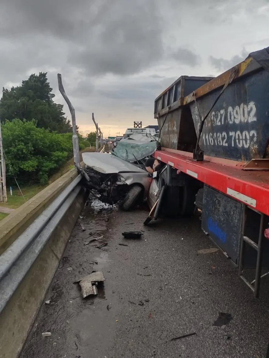 Quilmes: un hombre murió tras chocar su vehículo con la parte trasera de un camión de volquetes