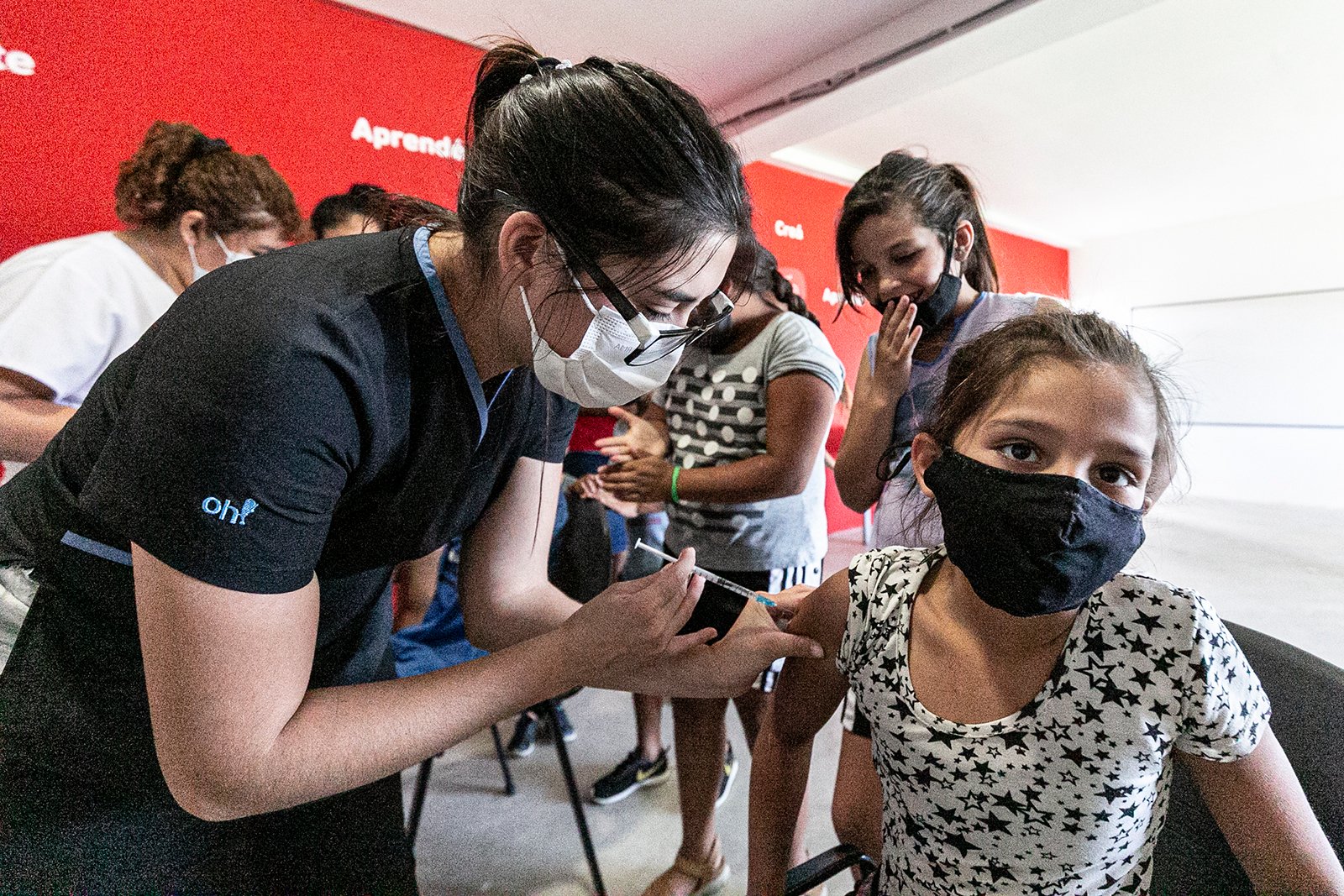 Hoy martes y mañana vacunan contra el Covid en estaciones Adrogué y Claypole
