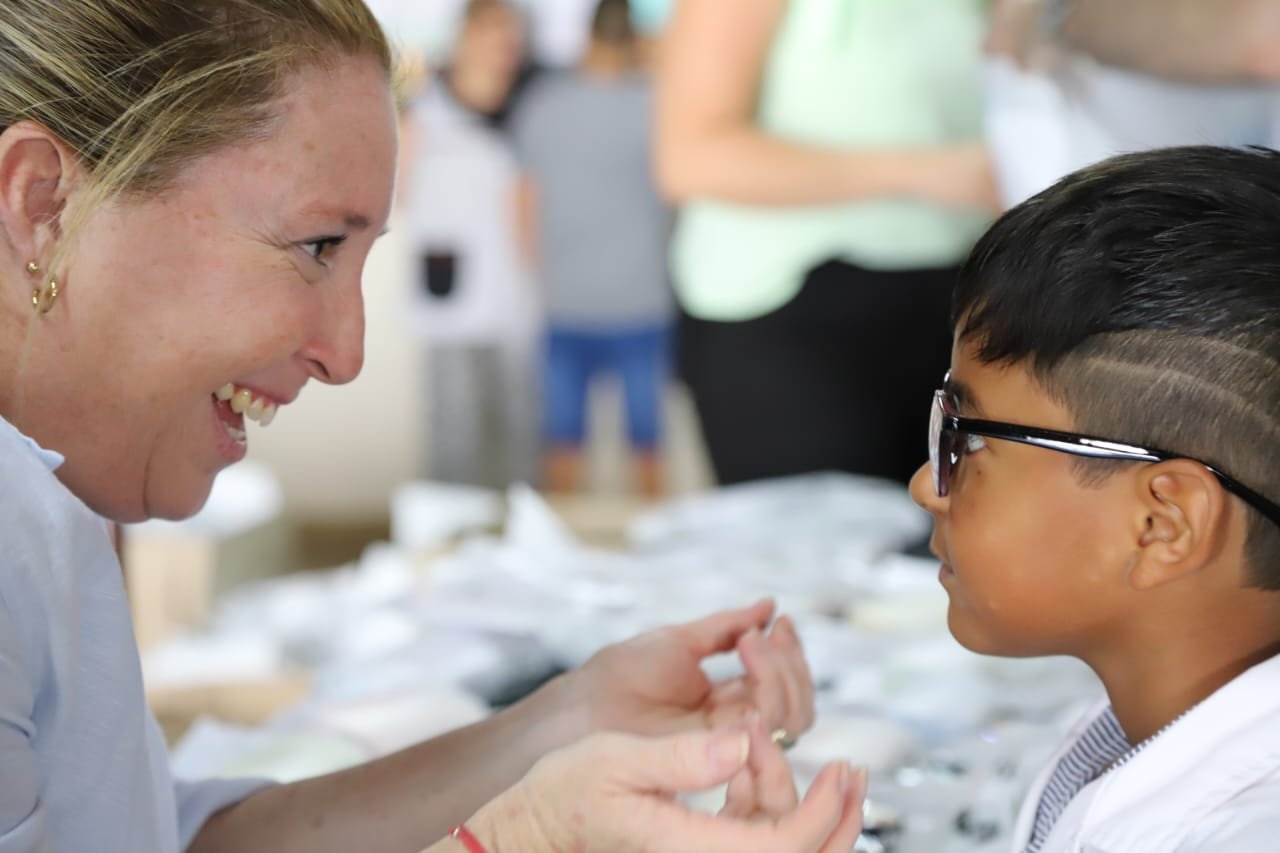 El Municipio de Echeverría entregó lentes a chicas y chicos de Escuelas Primarias del distrito