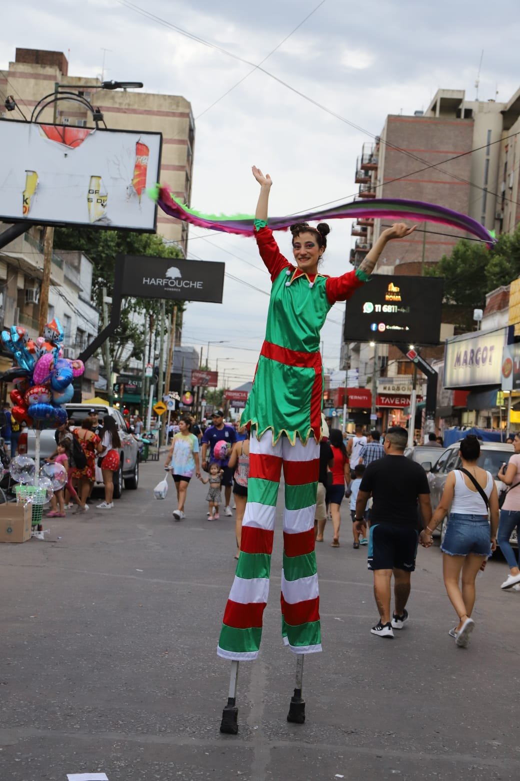 Miles de vecinas y vecinos recorrieron los paseos peatonales de compras de Monte Grande y El Jagüel