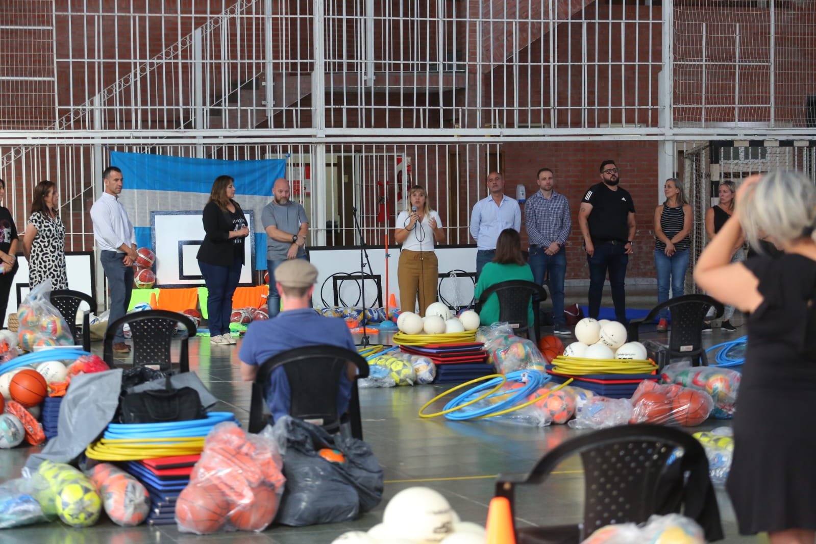 El Municipio de Echeverría y el Consejo Escolar entregaron elementos deportivos a instituciones educativas del distrito